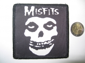 Misfits ofsetová nášivka po krajoch obšívaná  cca. 9x9cm